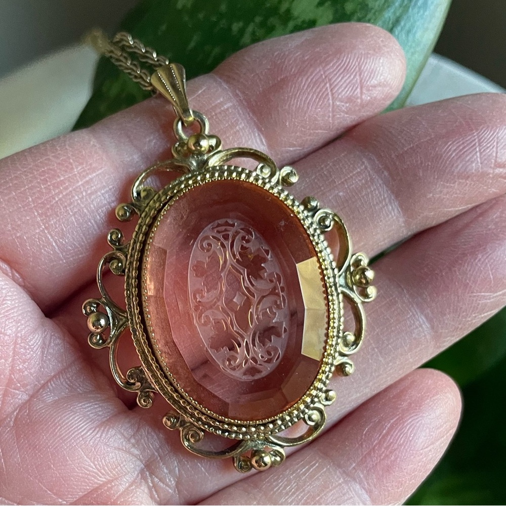 Vintage Whiting & Davis Filigree Pendant Necklace – Etched Amber Glass – 1970s - Picture 6 of 7